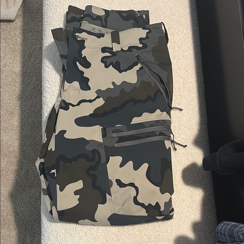 KUIU Green and Black Cargo Pants Durable Outdoor Wear